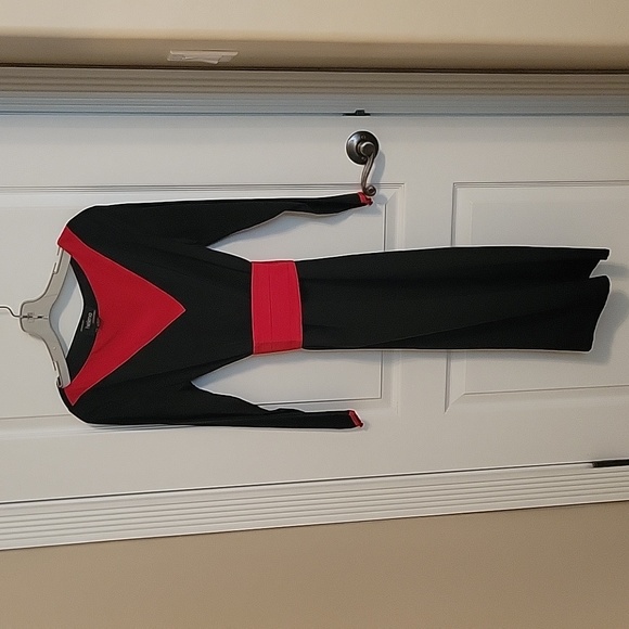 100%silk  sheath dress blk and red with matching belt. Easy fit and flattering. - Picture 3 of 5